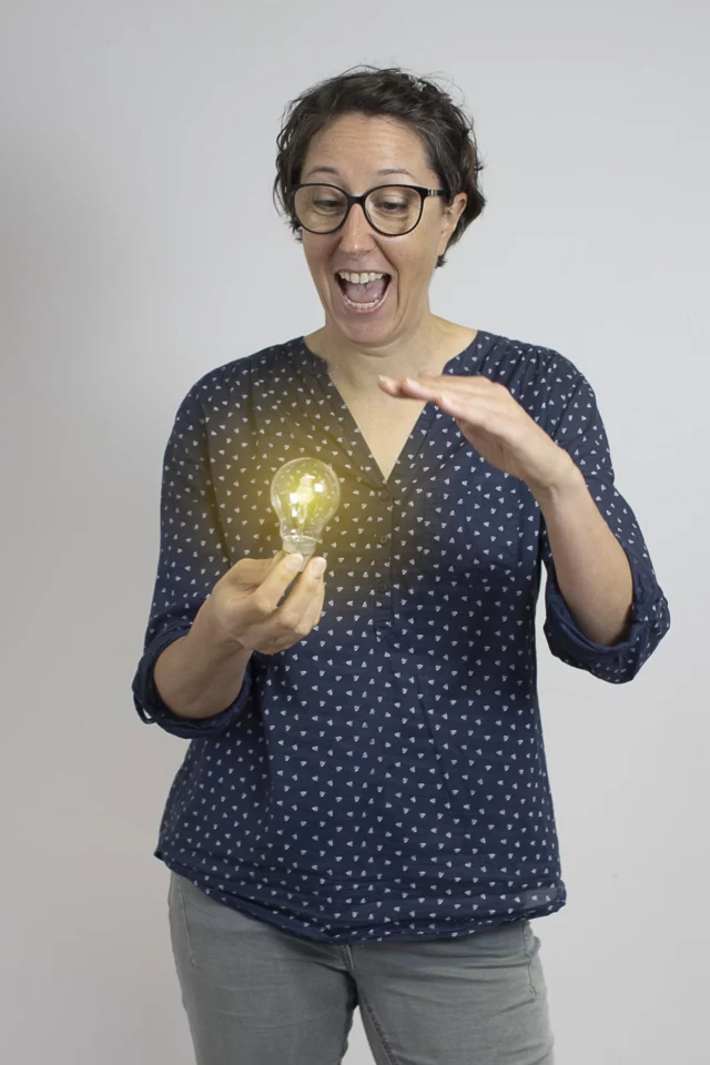 Linda Laffourcade, portrait avec une ampoule allumee